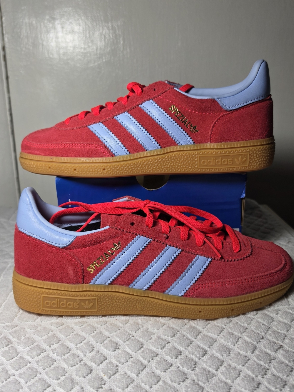 Adidas Handball Spezial W in Lucid Red/Glow Blue/Gum